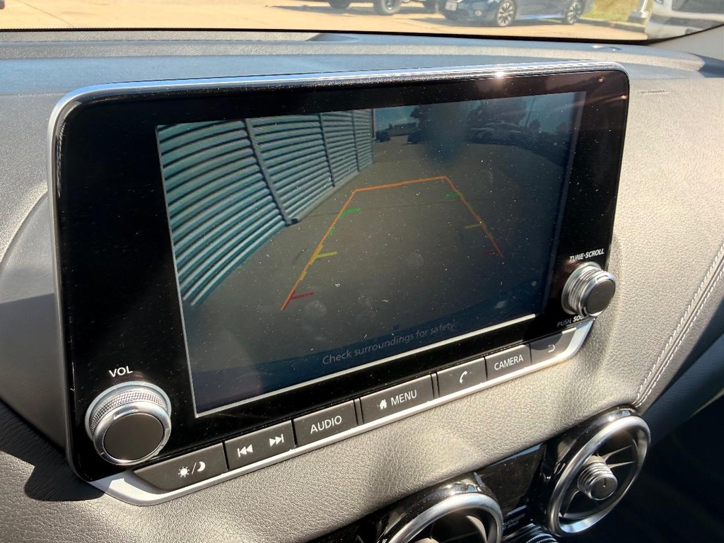 Nissan Sentra Vehicle Full-screen Gallery Image 02