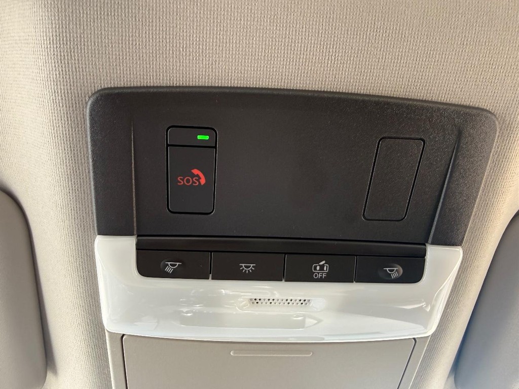 Nissan Sentra Vehicle Full-screen Gallery Image 03