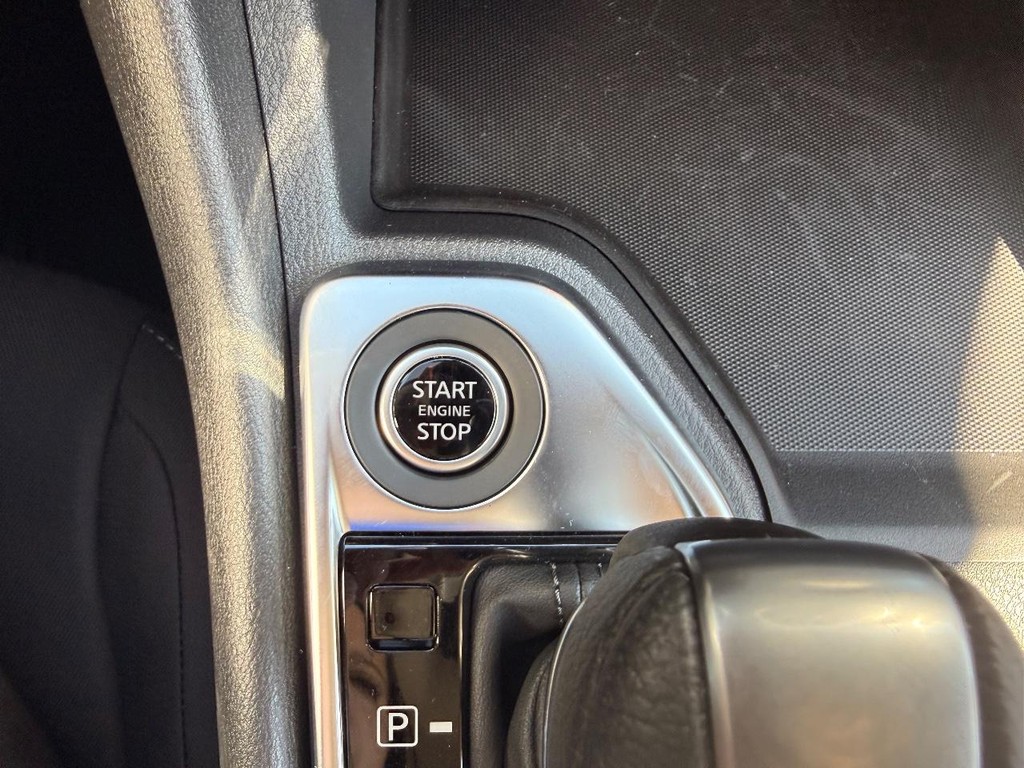 Nissan Sentra Vehicle Full-screen Gallery Image 04