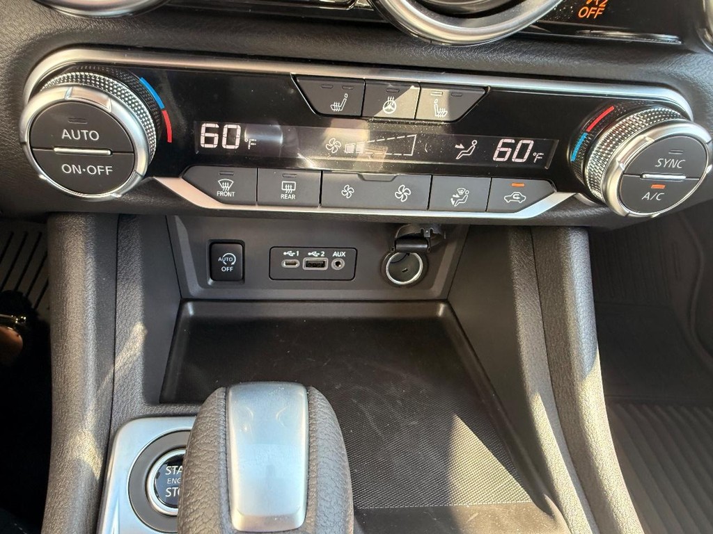 Nissan Sentra Vehicle Full-screen Gallery Image 05