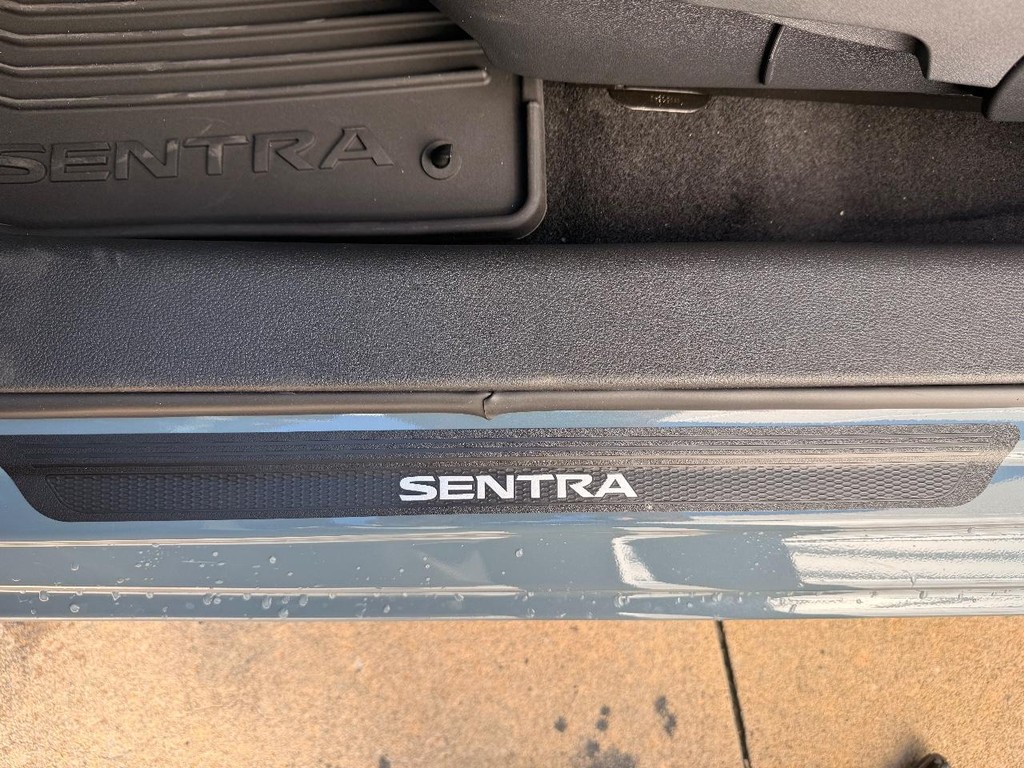 Nissan Sentra Vehicle Full-screen Gallery Image 06