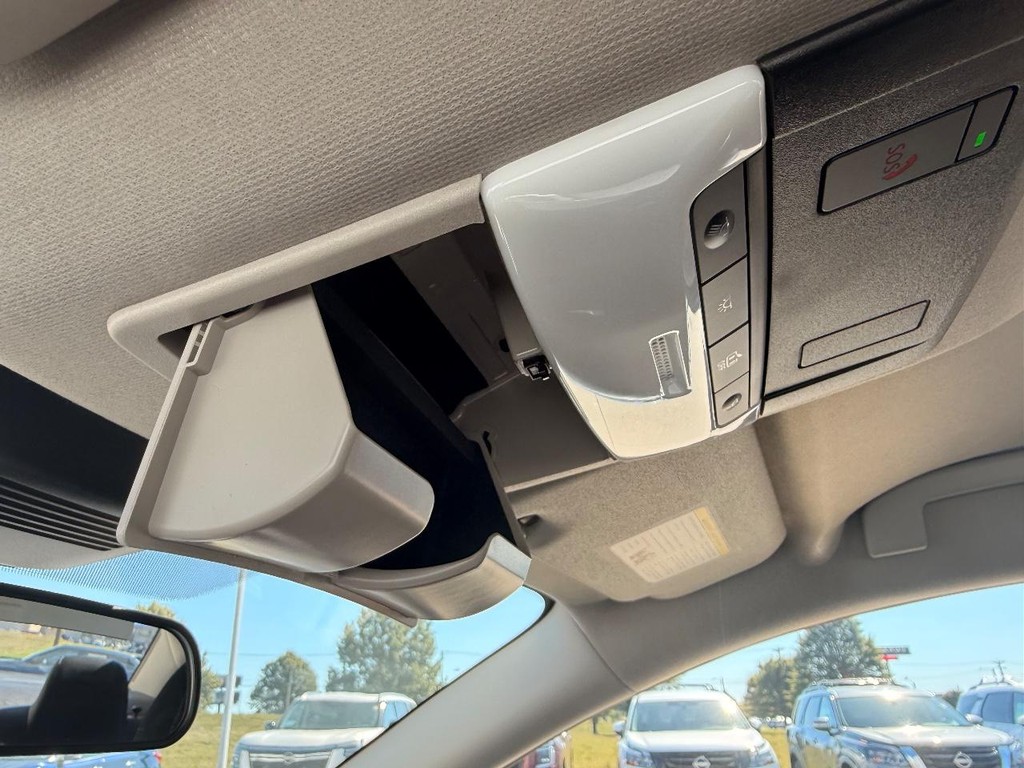 Nissan Sentra Vehicle Full-screen Gallery Image 07