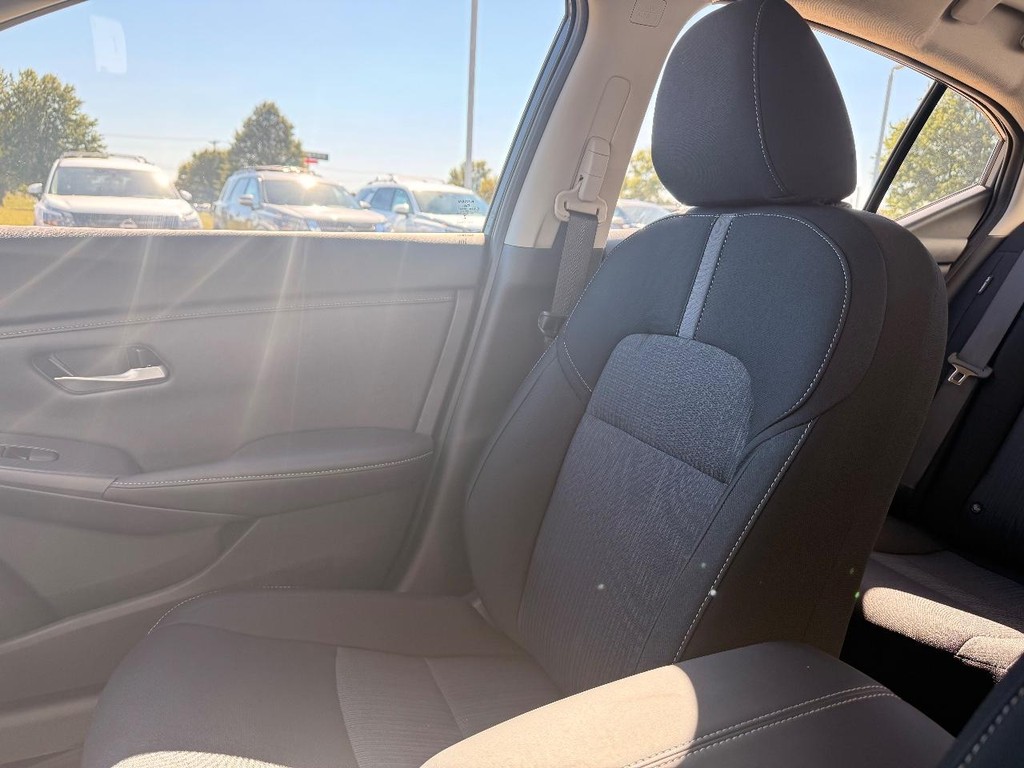 Nissan Sentra Vehicle Full-screen Gallery Image 08