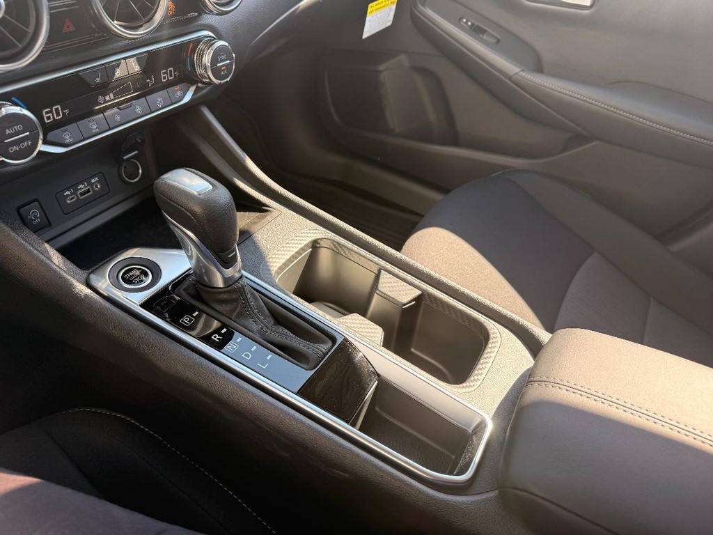 Nissan Sentra Vehicle Full-screen Gallery Image 09