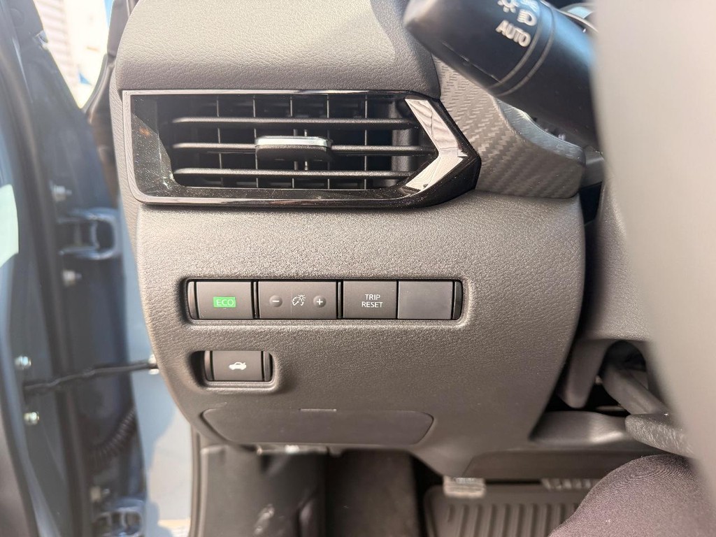 Nissan Sentra Vehicle Full-screen Gallery Image 13