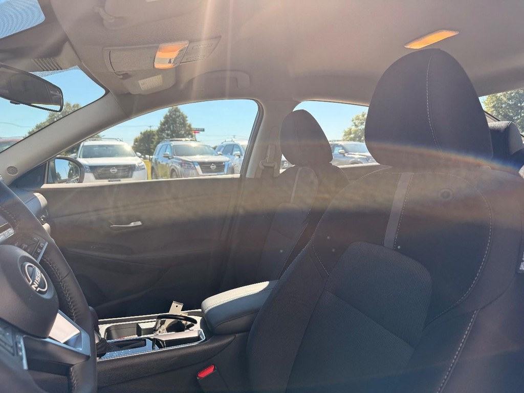 Nissan Sentra Vehicle Full-screen Gallery Image 14