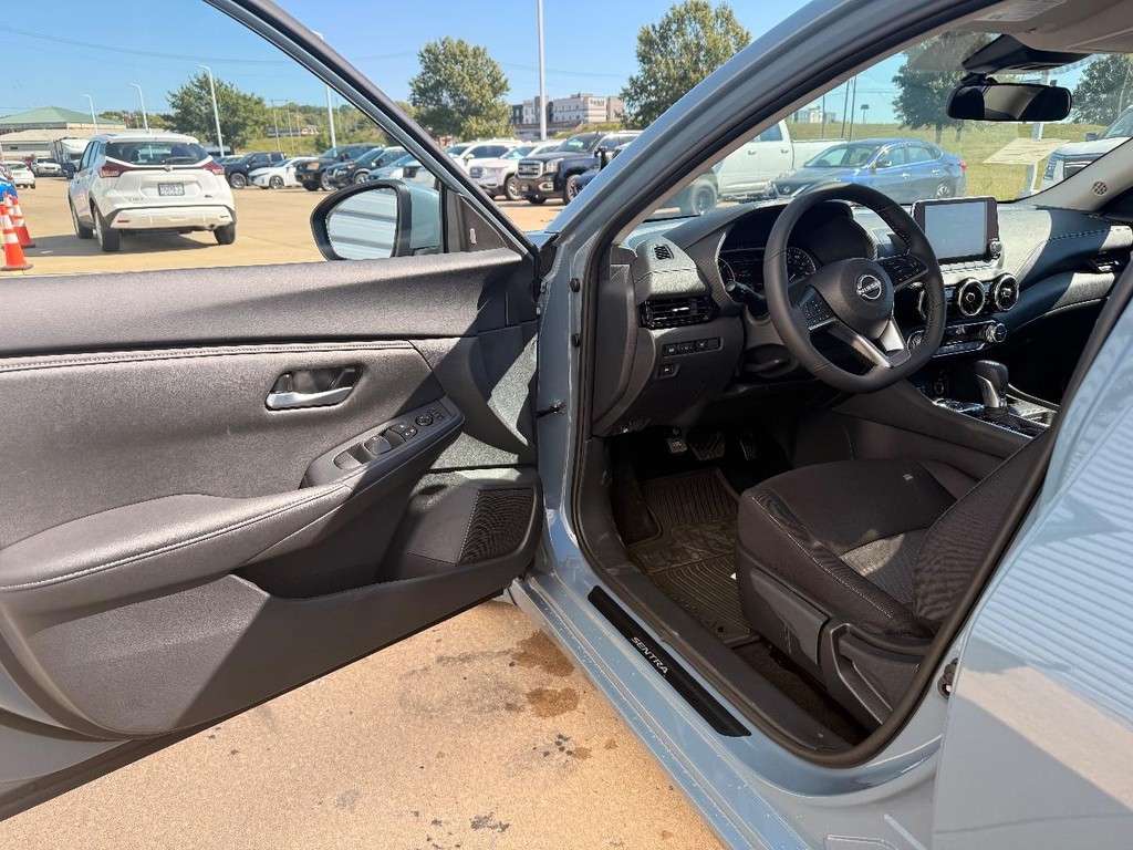 Nissan Sentra Vehicle Full-screen Gallery Image 15