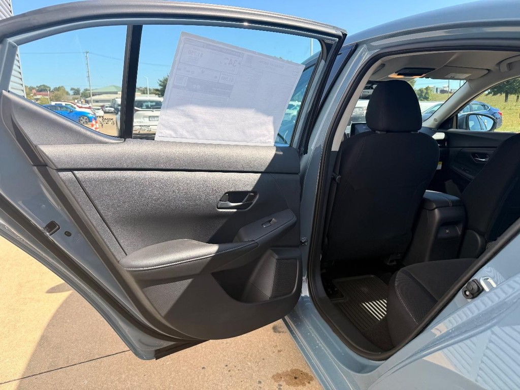 Nissan Sentra Vehicle Full-screen Gallery Image 16