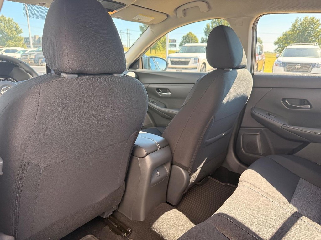 Nissan Sentra Vehicle Full-screen Gallery Image 17