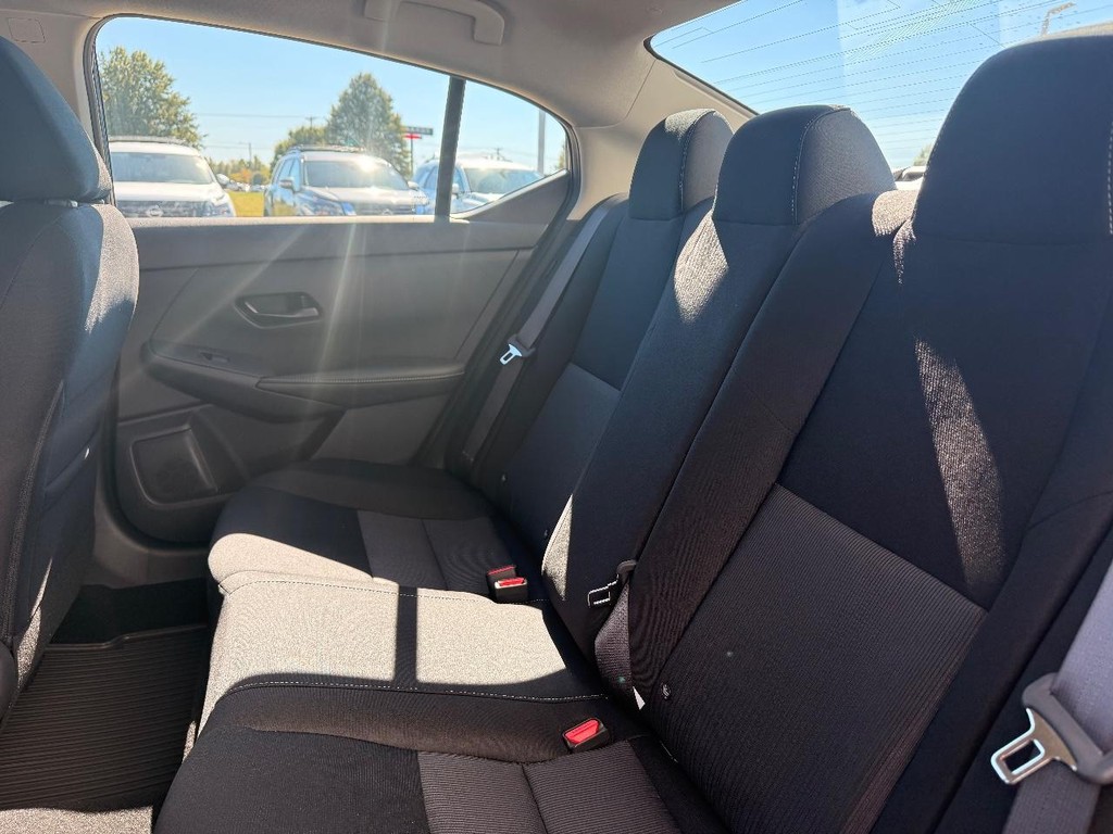 Nissan Sentra Vehicle Full-screen Gallery Image 18