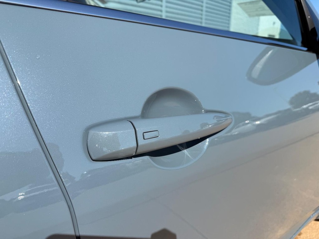 Nissan Sentra Vehicle Full-screen Gallery Image 22