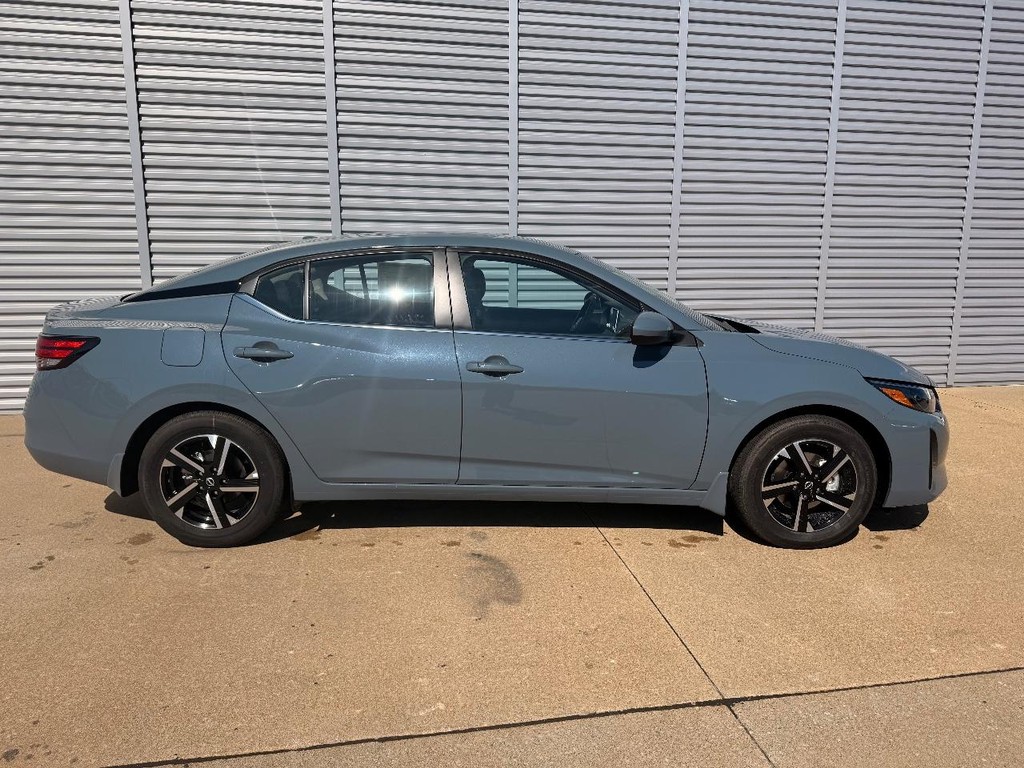 Nissan Sentra Vehicle Full-screen Gallery Image 23