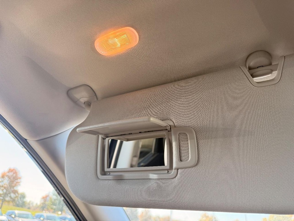 Nissan Pathfinder Vehicle Full-screen Gallery Image 02