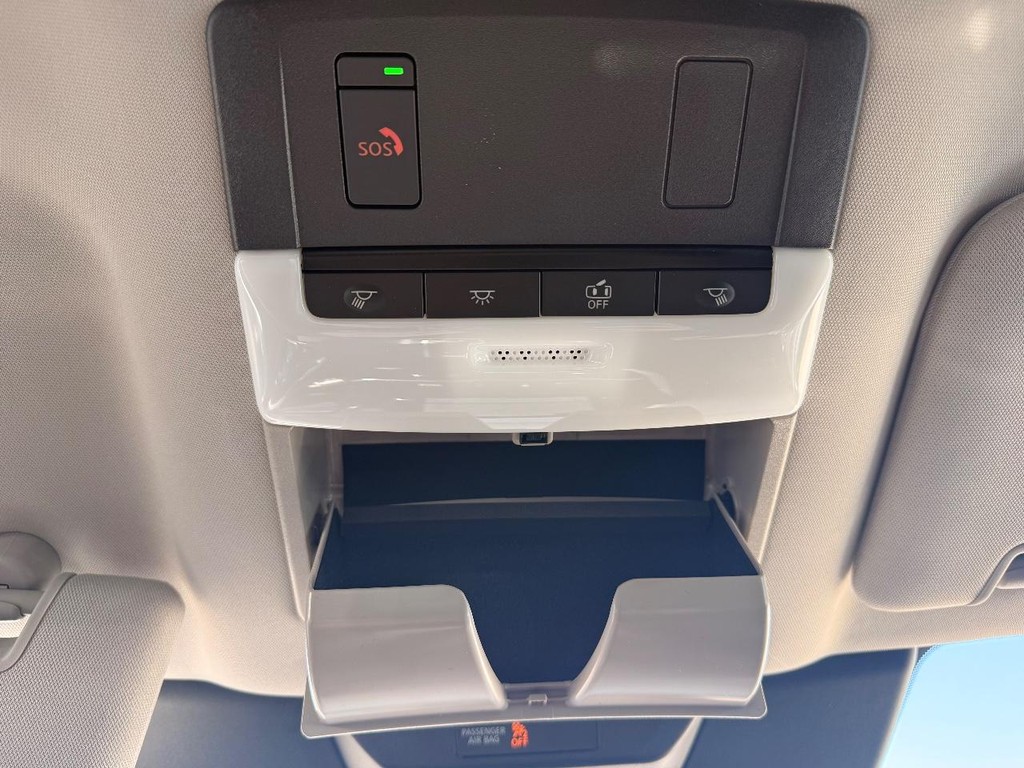 Nissan Pathfinder Vehicle Full-screen Gallery Image 03