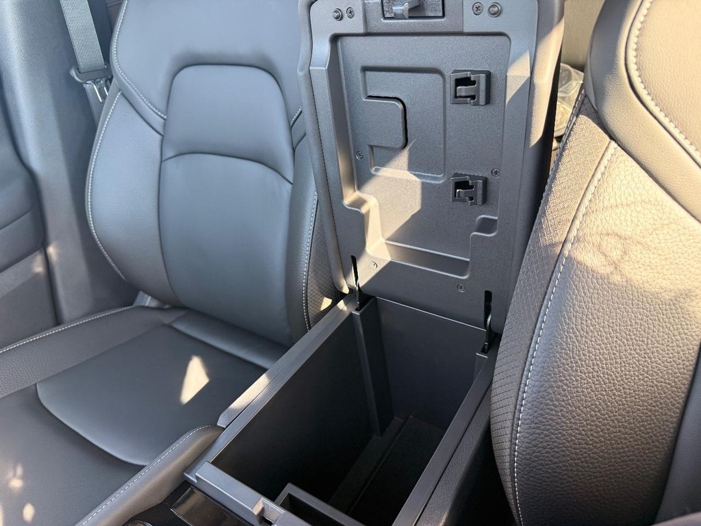 Nissan Pathfinder Vehicle Full-screen Gallery Image 04