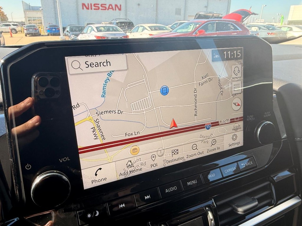 Nissan Pathfinder Vehicle Full-screen Gallery Image 05