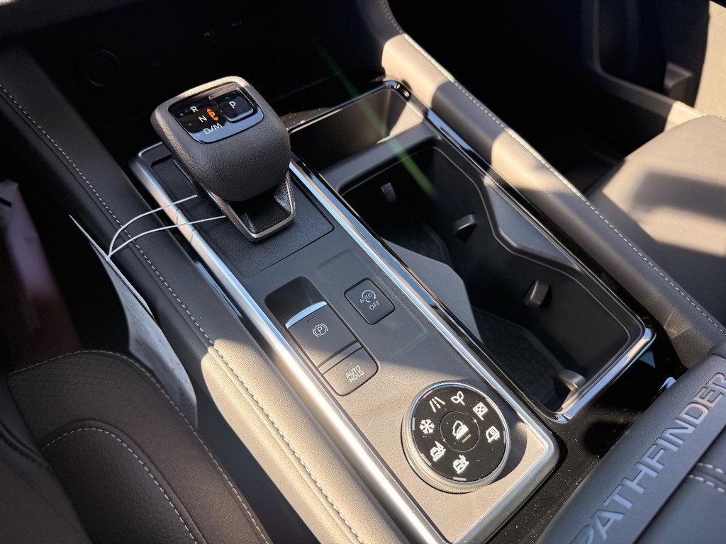 Nissan Pathfinder Vehicle Full-screen Gallery Image 08