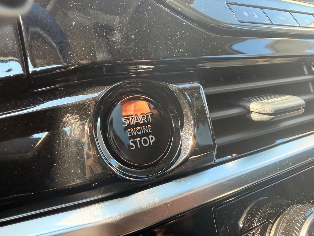 Nissan Pathfinder Vehicle Full-screen Gallery Image 11