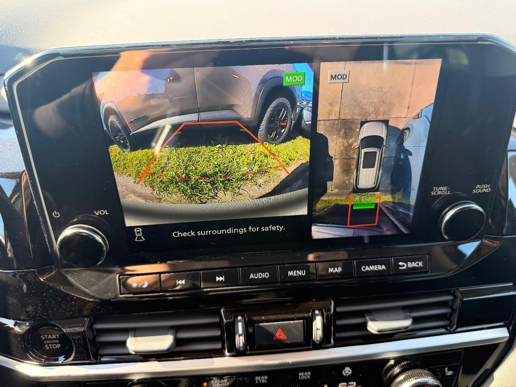 Nissan Pathfinder Vehicle Full-screen Gallery Image 12