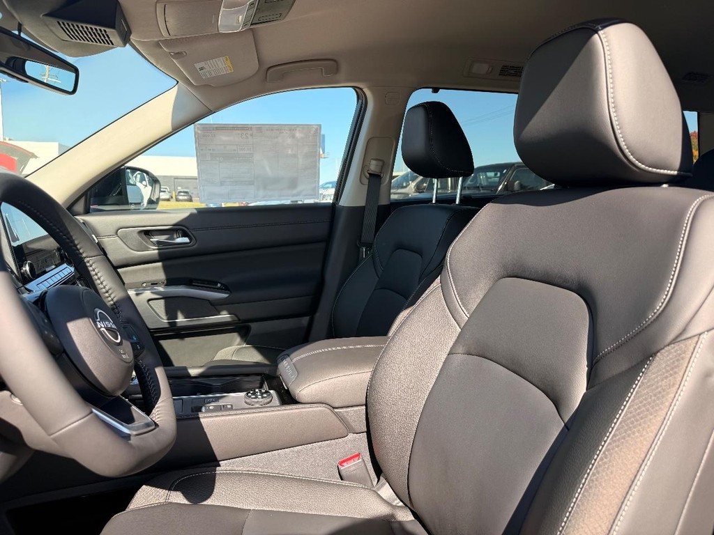 Nissan Pathfinder Vehicle Full-screen Gallery Image 13