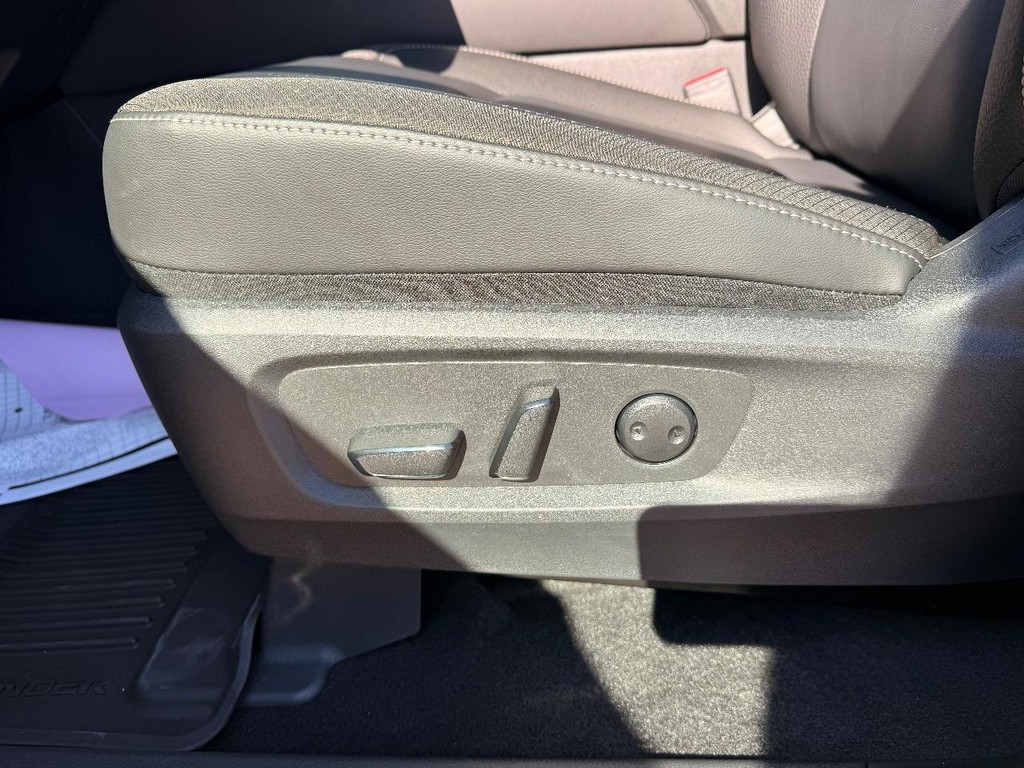 Nissan Pathfinder Vehicle Full-screen Gallery Image 15