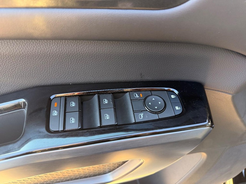 Nissan Pathfinder Vehicle Full-screen Gallery Image 16