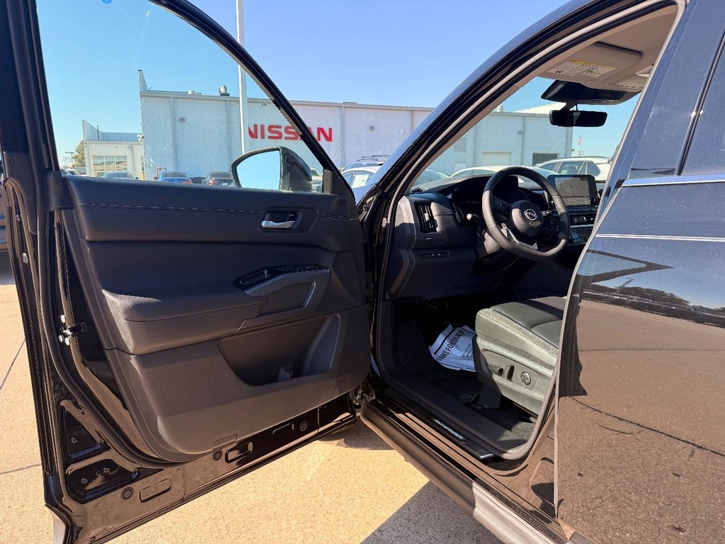 Nissan Pathfinder Vehicle Full-screen Gallery Image 17