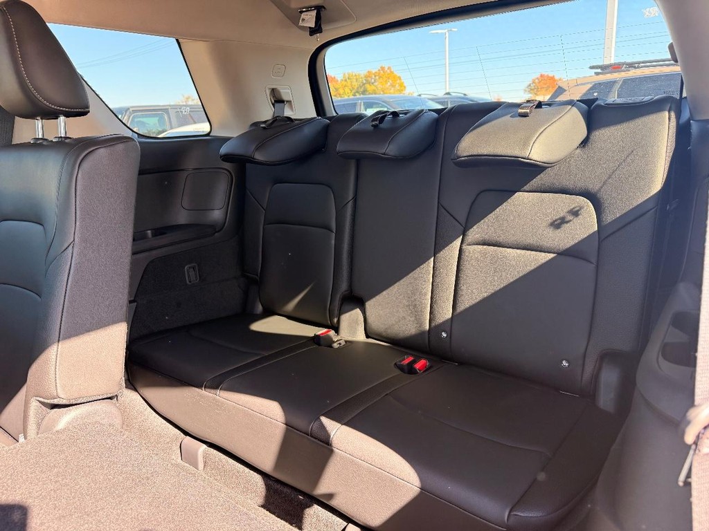 Nissan Pathfinder Vehicle Full-screen Gallery Image 19