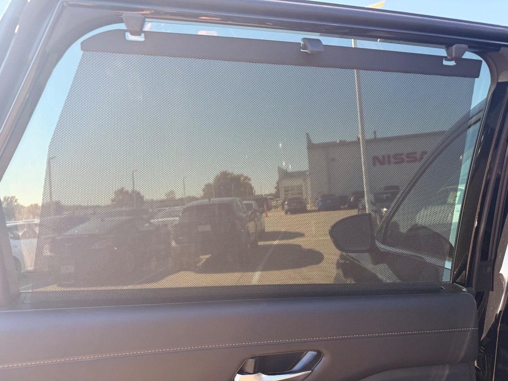 Nissan Pathfinder Vehicle Full-screen Gallery Image 20