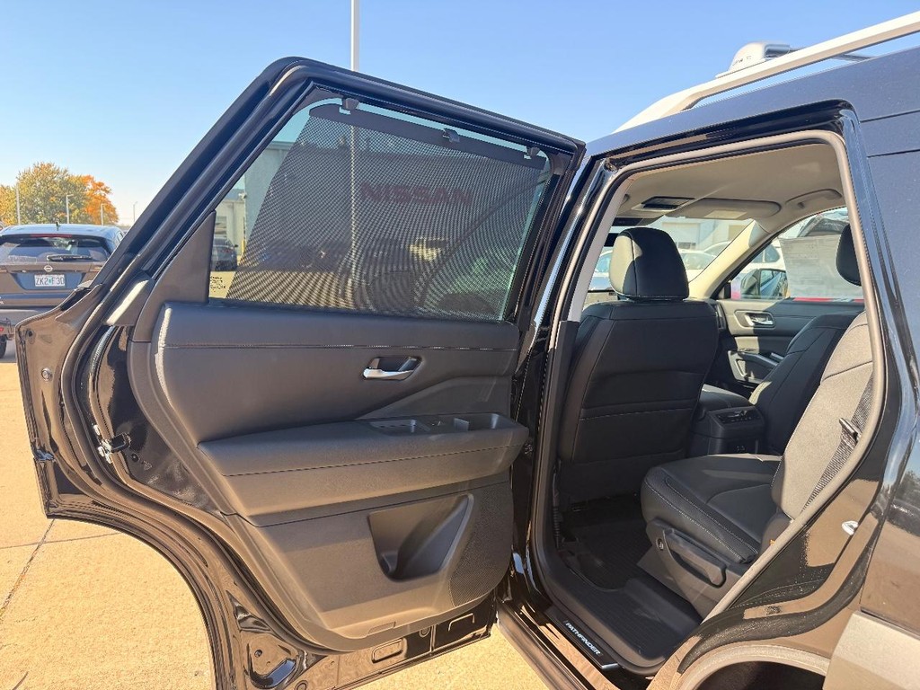 Nissan Pathfinder Vehicle Full-screen Gallery Image 21