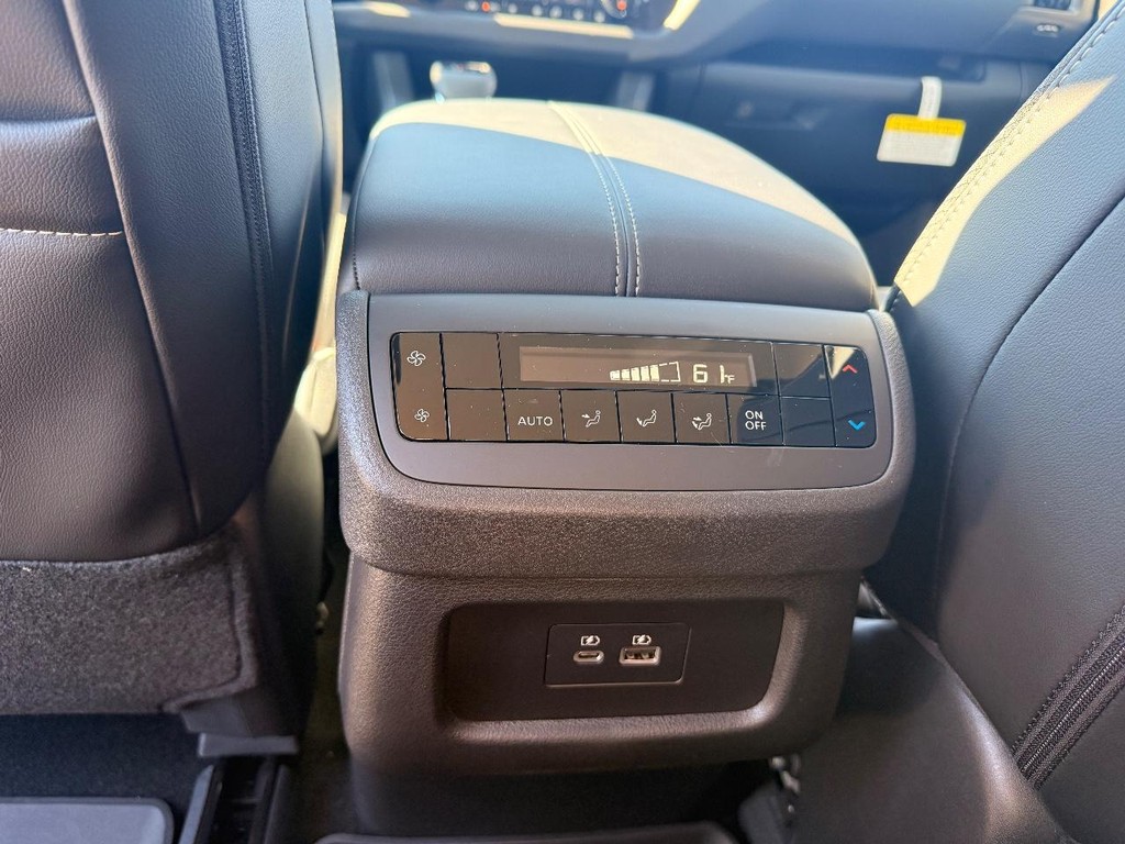 Nissan Pathfinder Vehicle Full-screen Gallery Image 22