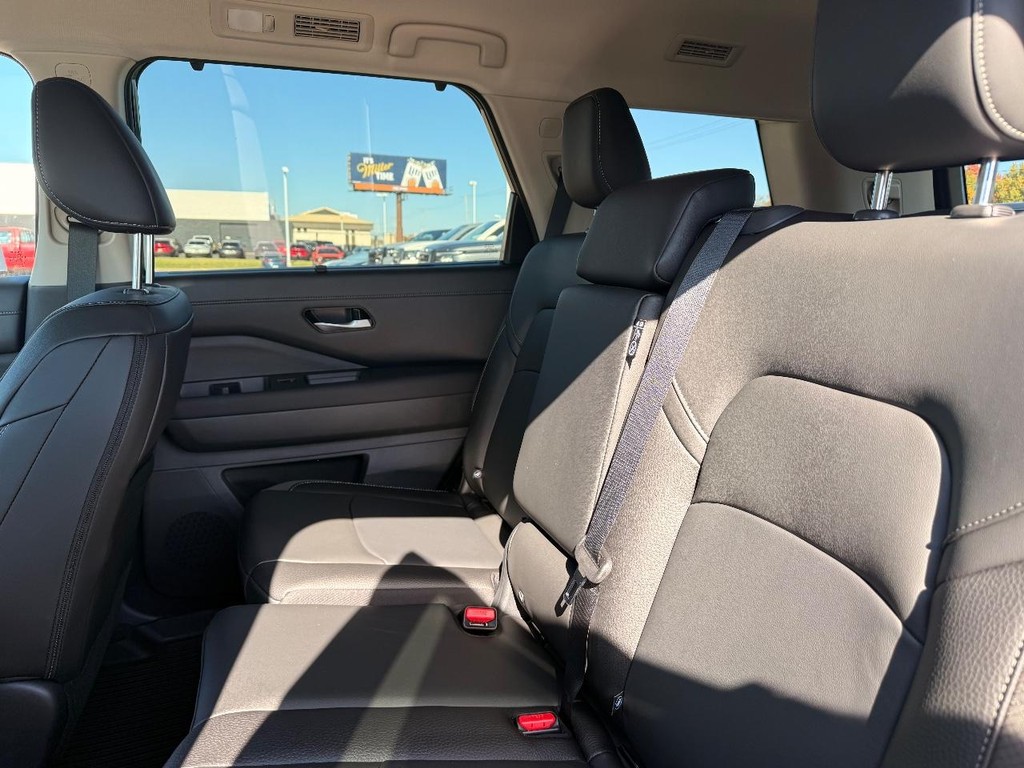 Nissan Pathfinder Vehicle Full-screen Gallery Image 24