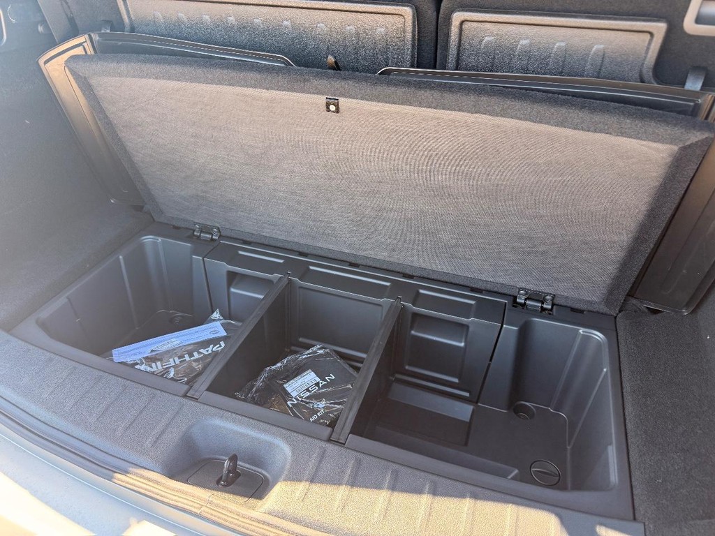 Nissan Pathfinder Vehicle Full-screen Gallery Image 26