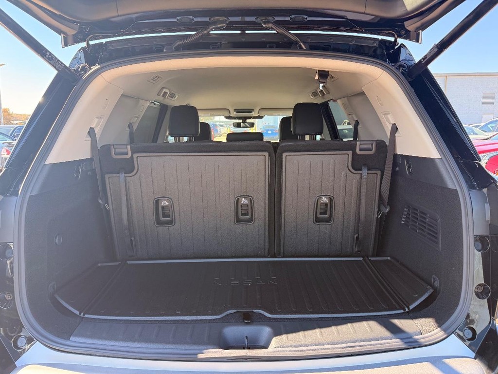 Nissan Pathfinder Vehicle Full-screen Gallery Image 27