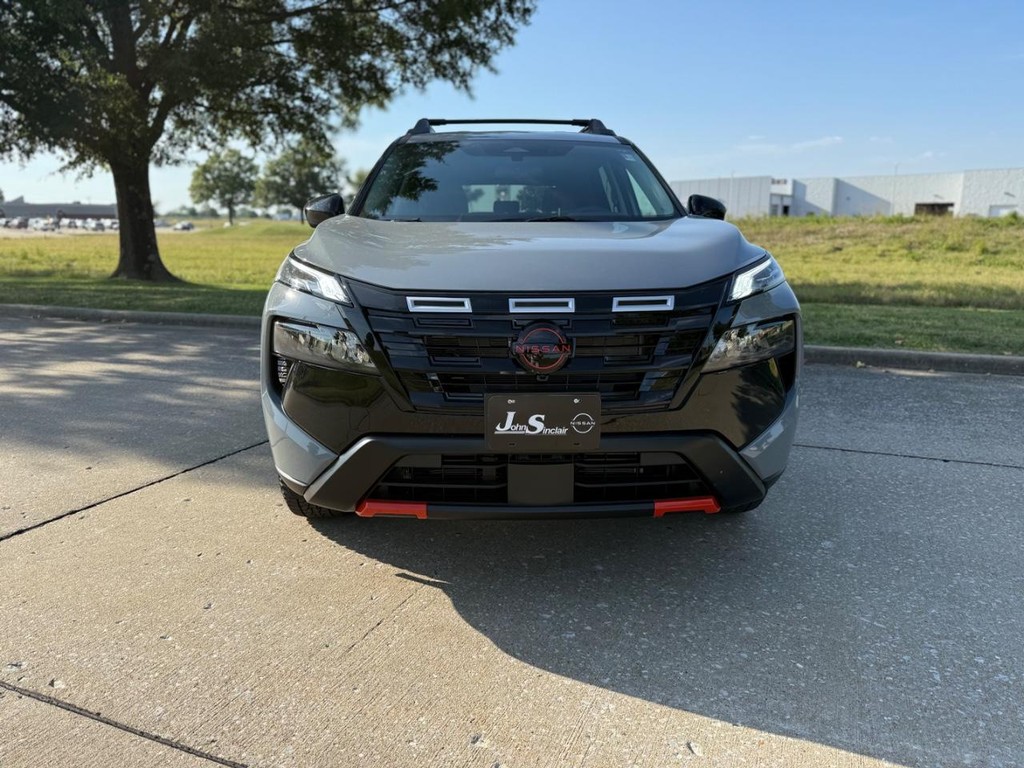 Nissan Rogue Vehicle Full-screen Gallery Image 02