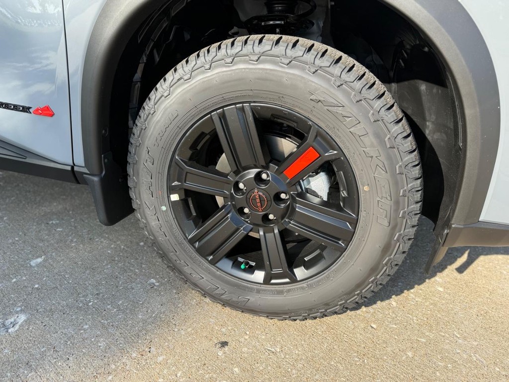 Nissan Rogue Vehicle Full-screen Gallery Image 04