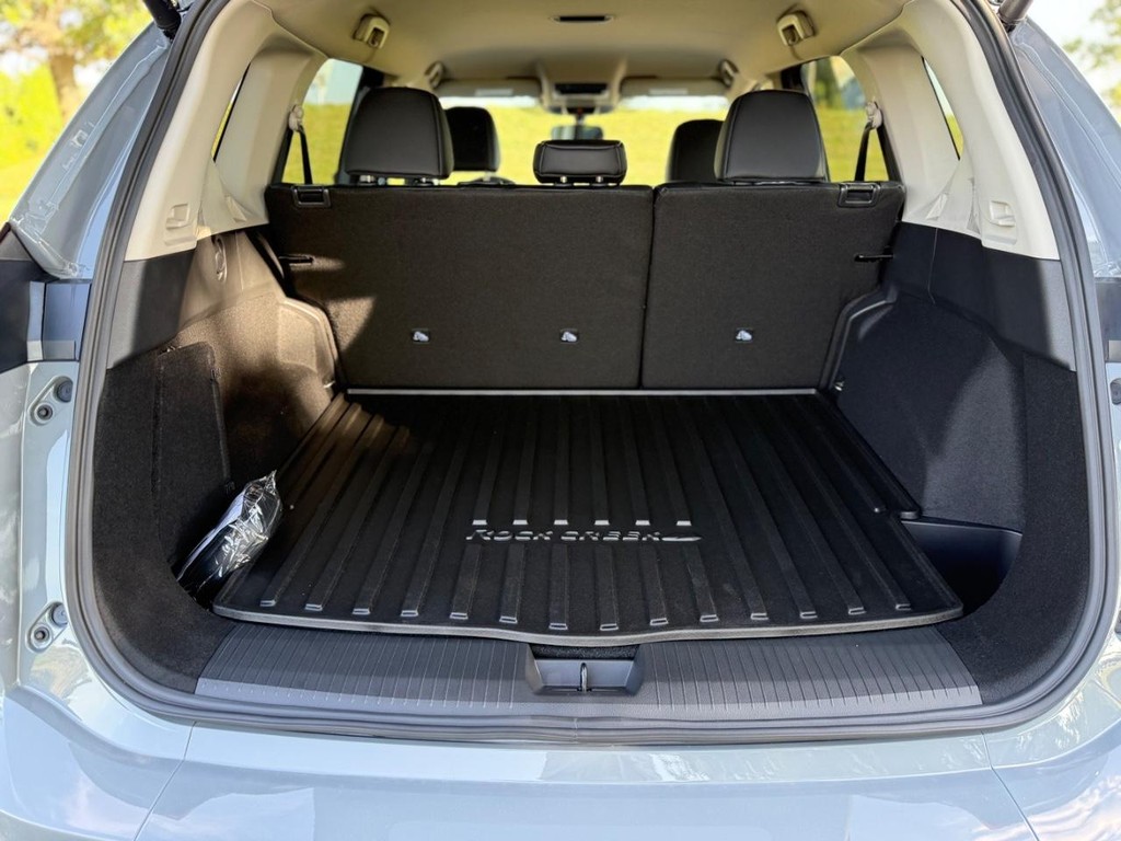 Nissan Rogue Vehicle Full-screen Gallery Image 06