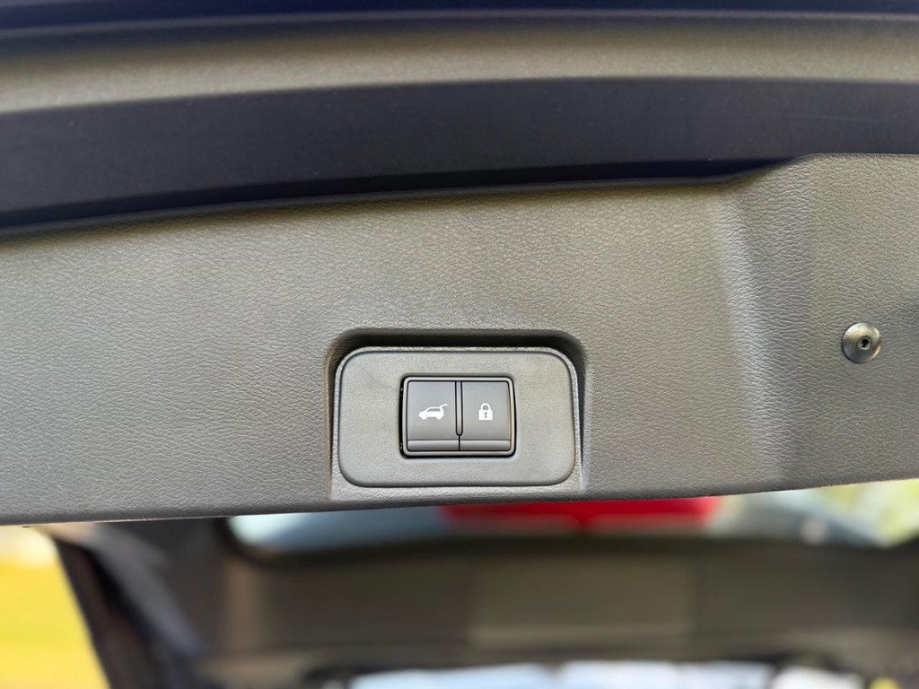 Nissan Rogue Vehicle Full-screen Gallery Image 07