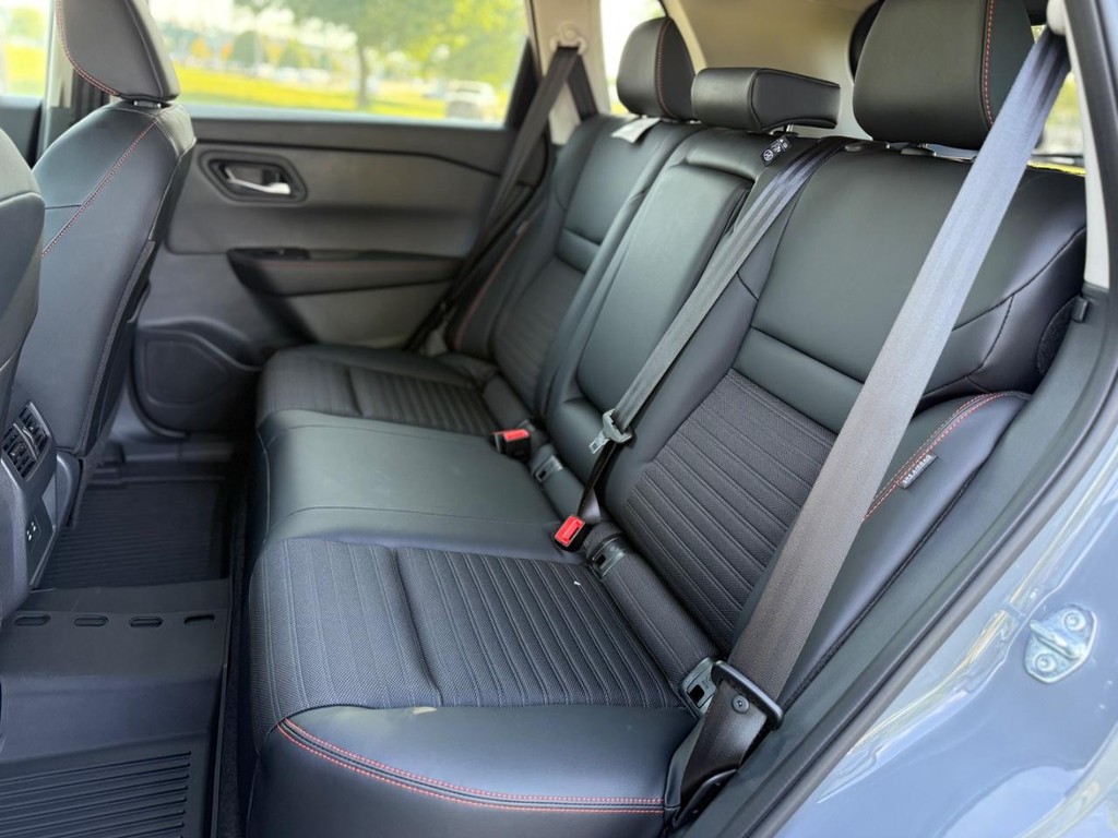 Nissan Rogue Vehicle Full-screen Gallery Image 08