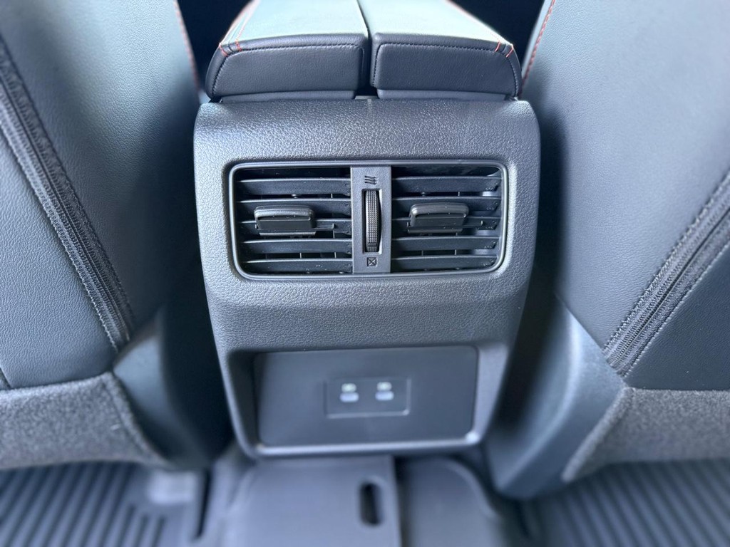 Nissan Rogue Vehicle Full-screen Gallery Image 09