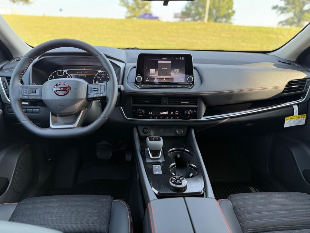 Nissan Rogue Vehicle Full-screen Gallery Image 10