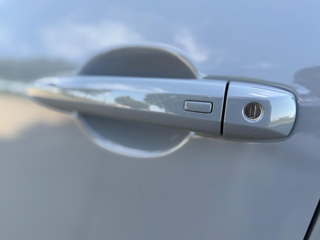 Nissan Rogue Vehicle Full-screen Gallery Image 11