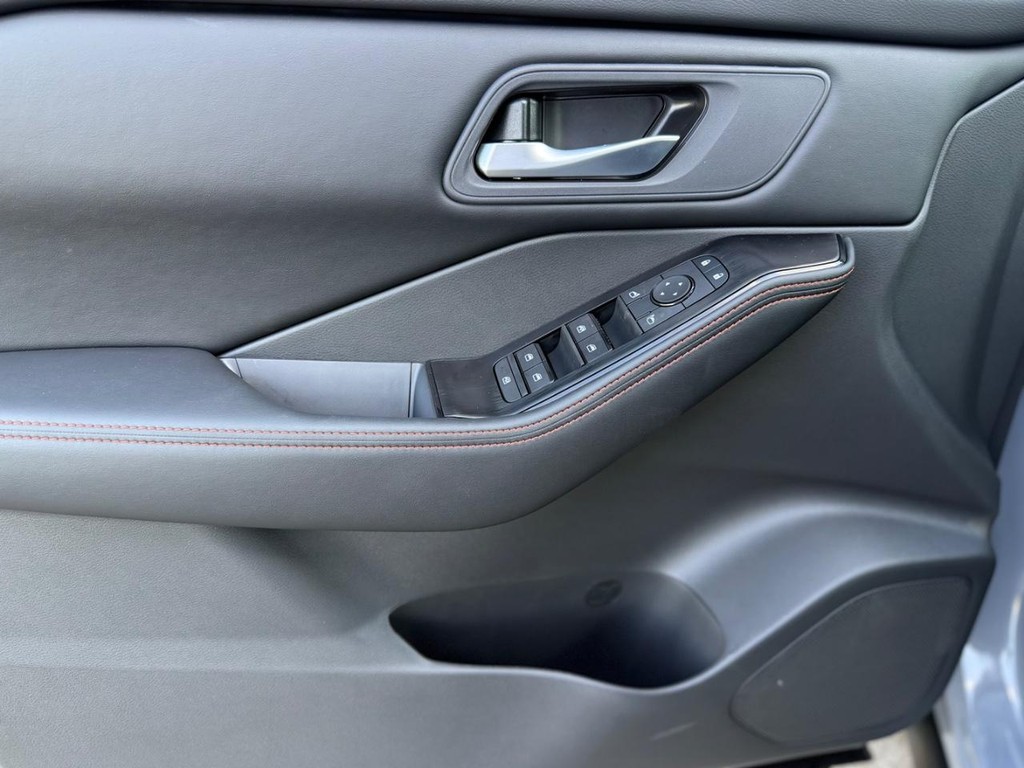 Nissan Rogue Vehicle Full-screen Gallery Image 12