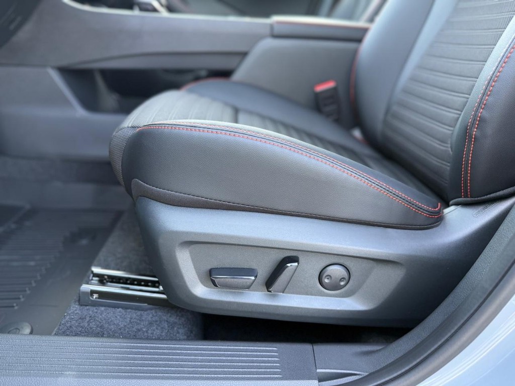 Nissan Rogue Vehicle Full-screen Gallery Image 13