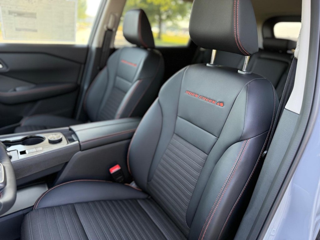 Nissan Rogue Vehicle Full-screen Gallery Image 14