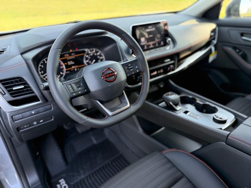 Nissan Rogue Vehicle Full-screen Gallery Image 15