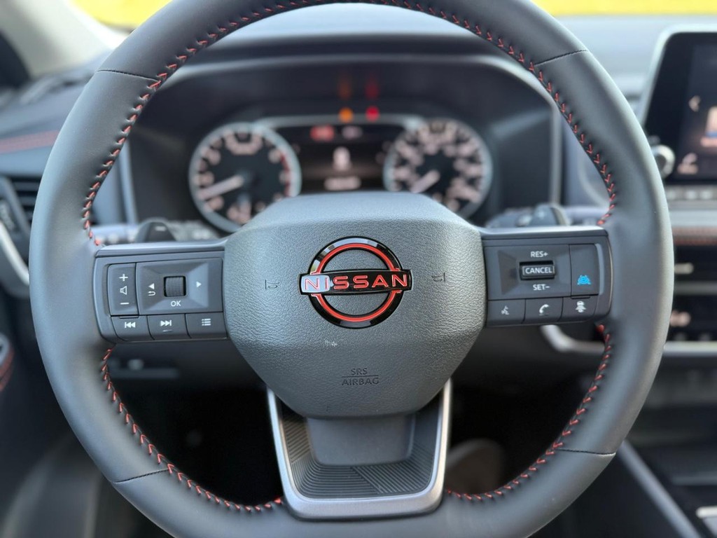 Nissan Rogue Vehicle Full-screen Gallery Image 16