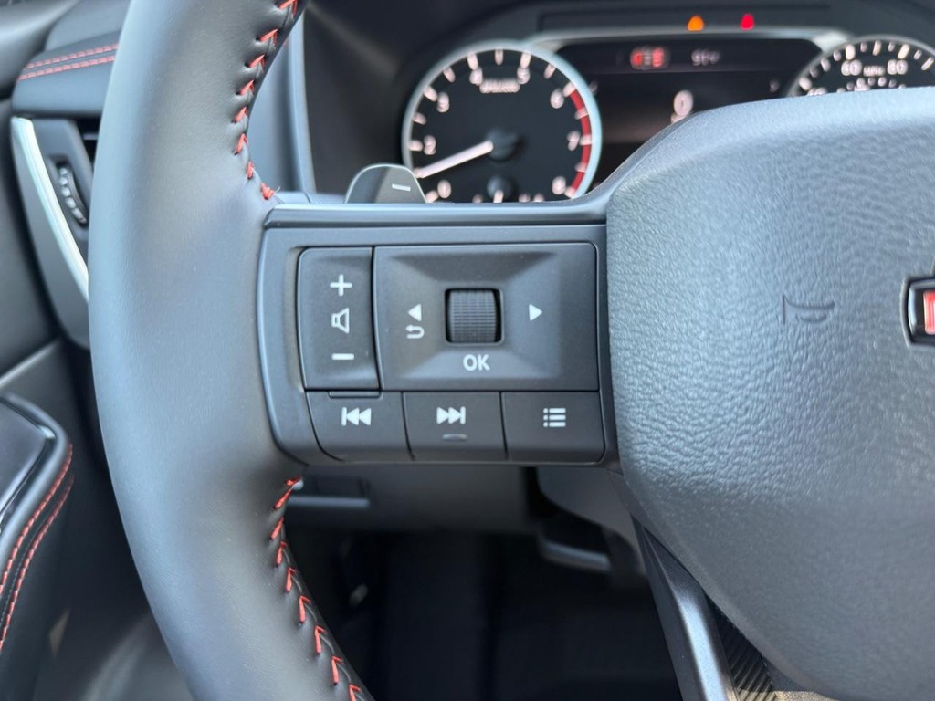 Nissan Rogue Vehicle Full-screen Gallery Image 17