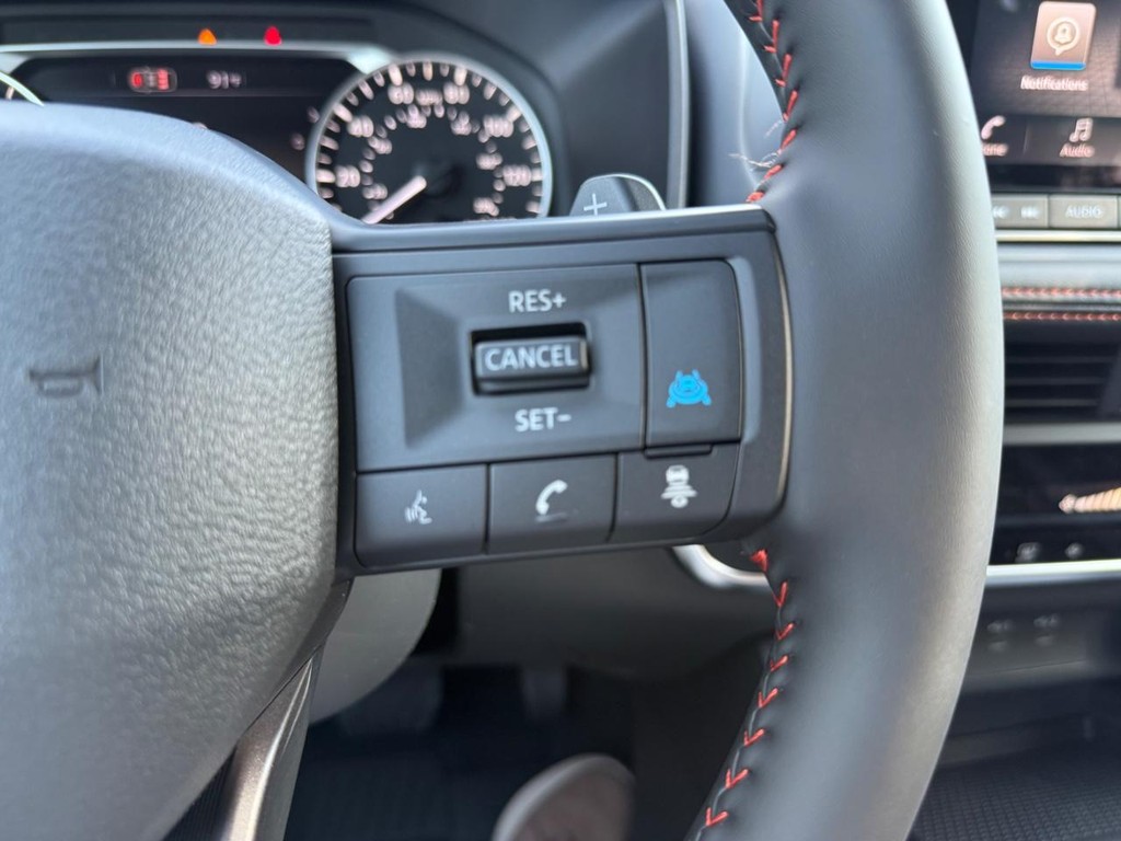 Nissan Rogue Vehicle Full-screen Gallery Image 18