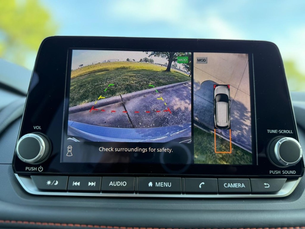 Nissan Rogue Vehicle Full-screen Gallery Image 21